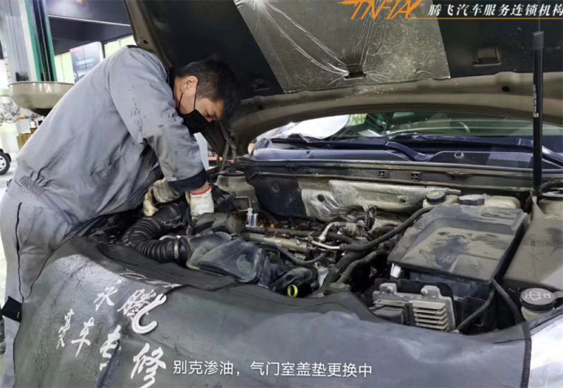 別克滲油，氣門室蓋墊更換中